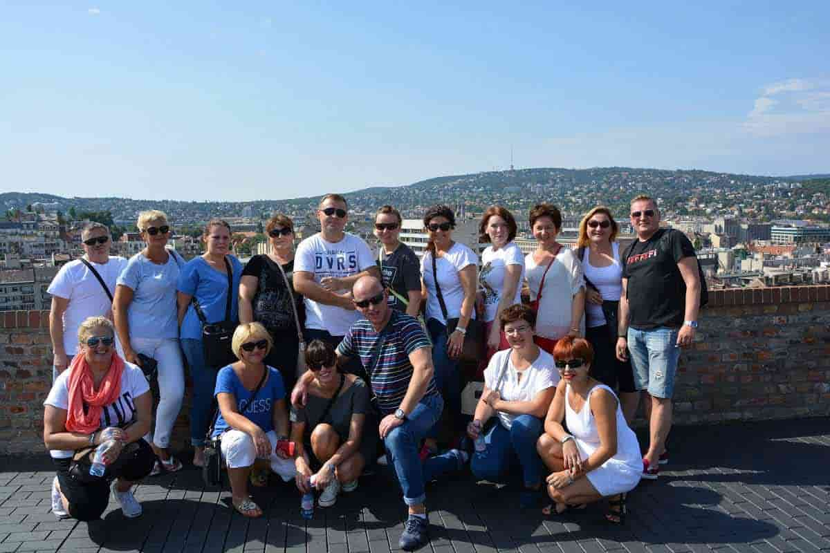 Grupowe zdjęcie uczestników podróży na tle panoramy jednego z węgierskich miast